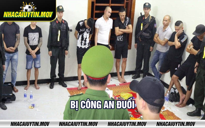 Bi cong an duoi Bị công an đuổi